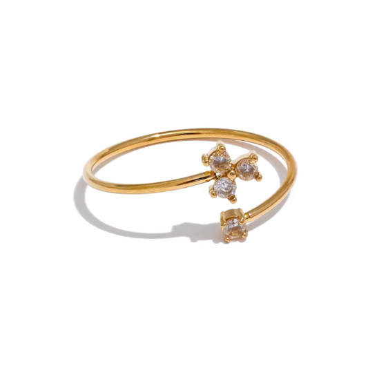 A delicate golden ring featuring a cubic zirconia flower on a thin, adjustable band. Crafted from durable stainless steel with a waterproof finish, this elegant and chic ring adds a touch of luxury to any outfit. Perfect for everyday wear or as a timeless gift.